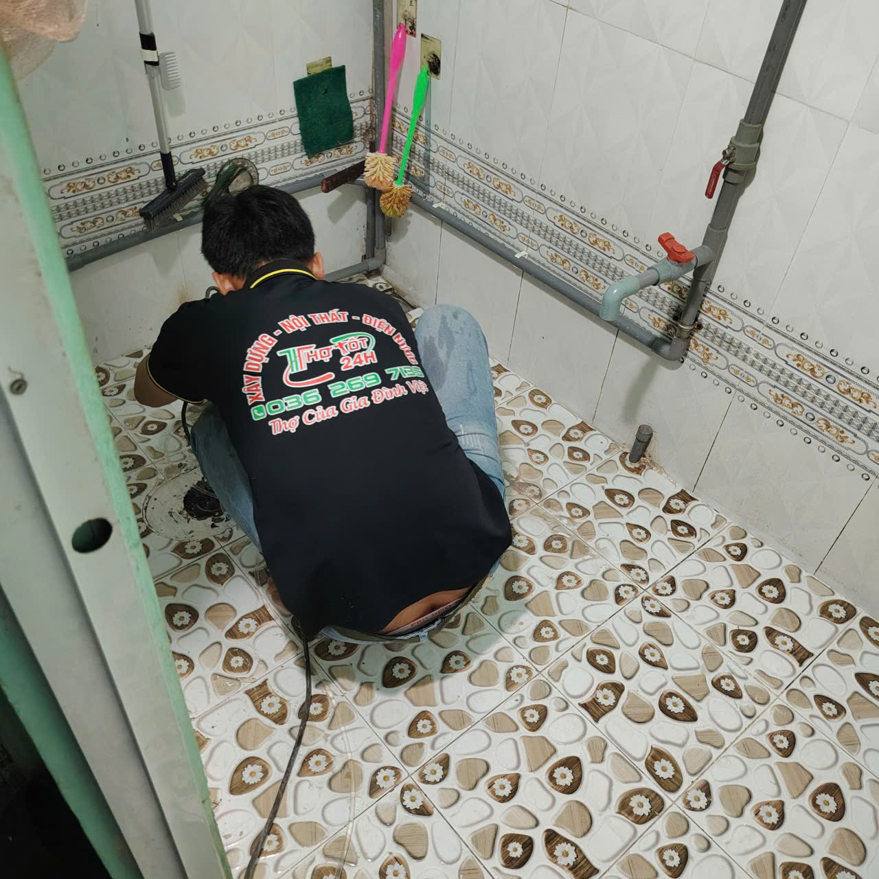 Thợ Tốt 24H thông cống nghẹt bằng máy lò xo