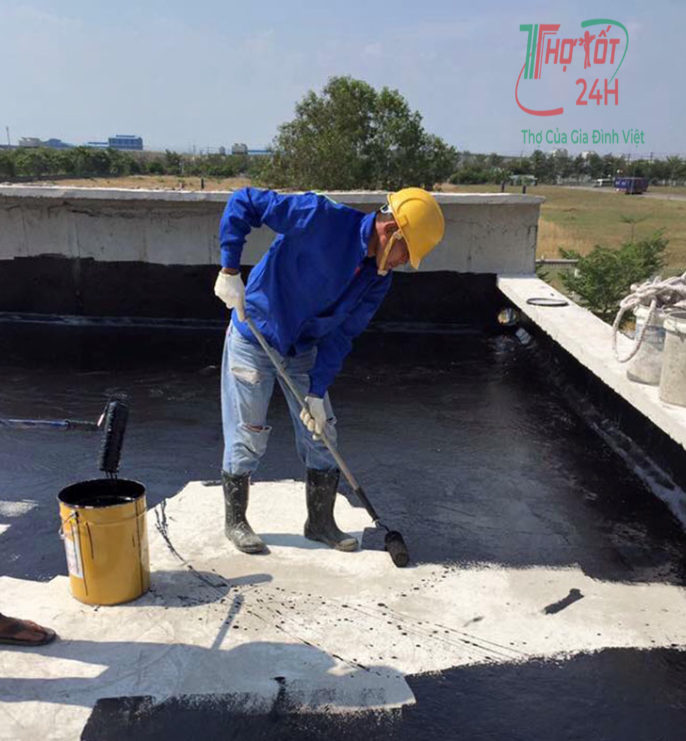 Thợ Tốt 24H thực hiện quy trình phủ màng Bitum chống thấm sân thượng chuyên nghiệp giúp tăng độ bền sàn bê tông.