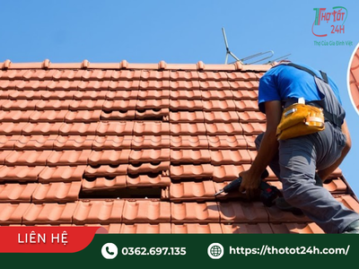 Thợ kỹ thuật đang khoan cố định và chỉnh sửa ngói xô lệch để chống dột mái ngói đúng kỹ thuật.