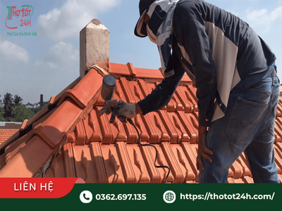 Thợ kỹ thuật đang tiến hành kiểm tra và thi công chống dột mái ngói đỏ cho công trình biệt thự.