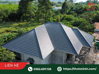 Toàn cảnh hệ thống mái ngói biệt thự rộng lớn cần cân nhắc lợp lại toàn bộ thay vì chỉ chống dột mái ngói cục bộ.