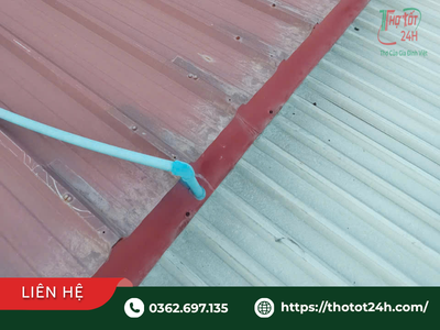 Thợ thi công bơm keo chuyên dụng chống dột mái tôn tại vị trí giáp ranh diềm mái