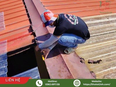 Thợ thi công đang kiểm tra khẩn cấp và xử lý chống thấm tại Bình Dương cho hệ thống mái nhà