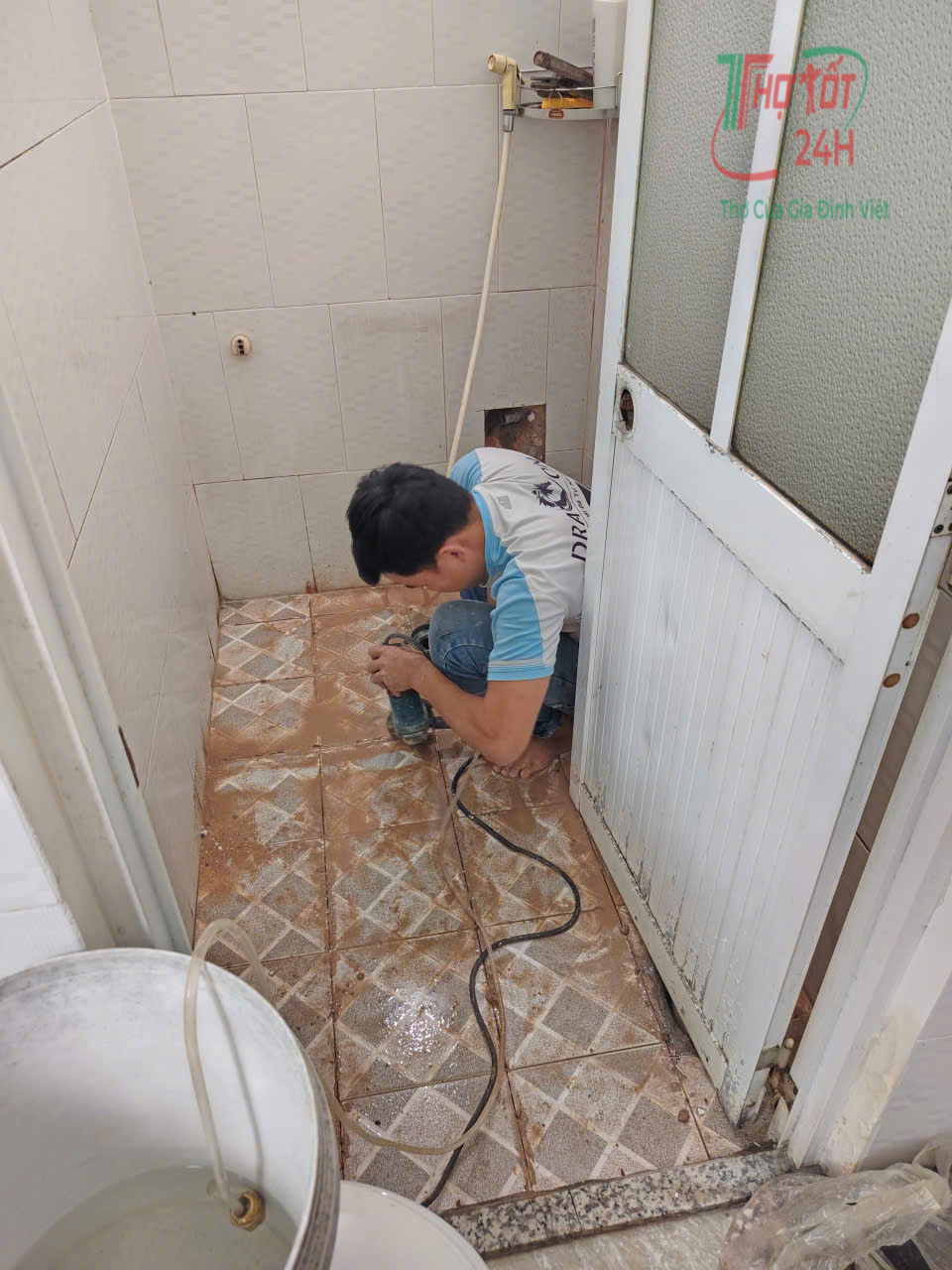 Thợ chống thấm xử lý thấm sàn nhà vệ sinh