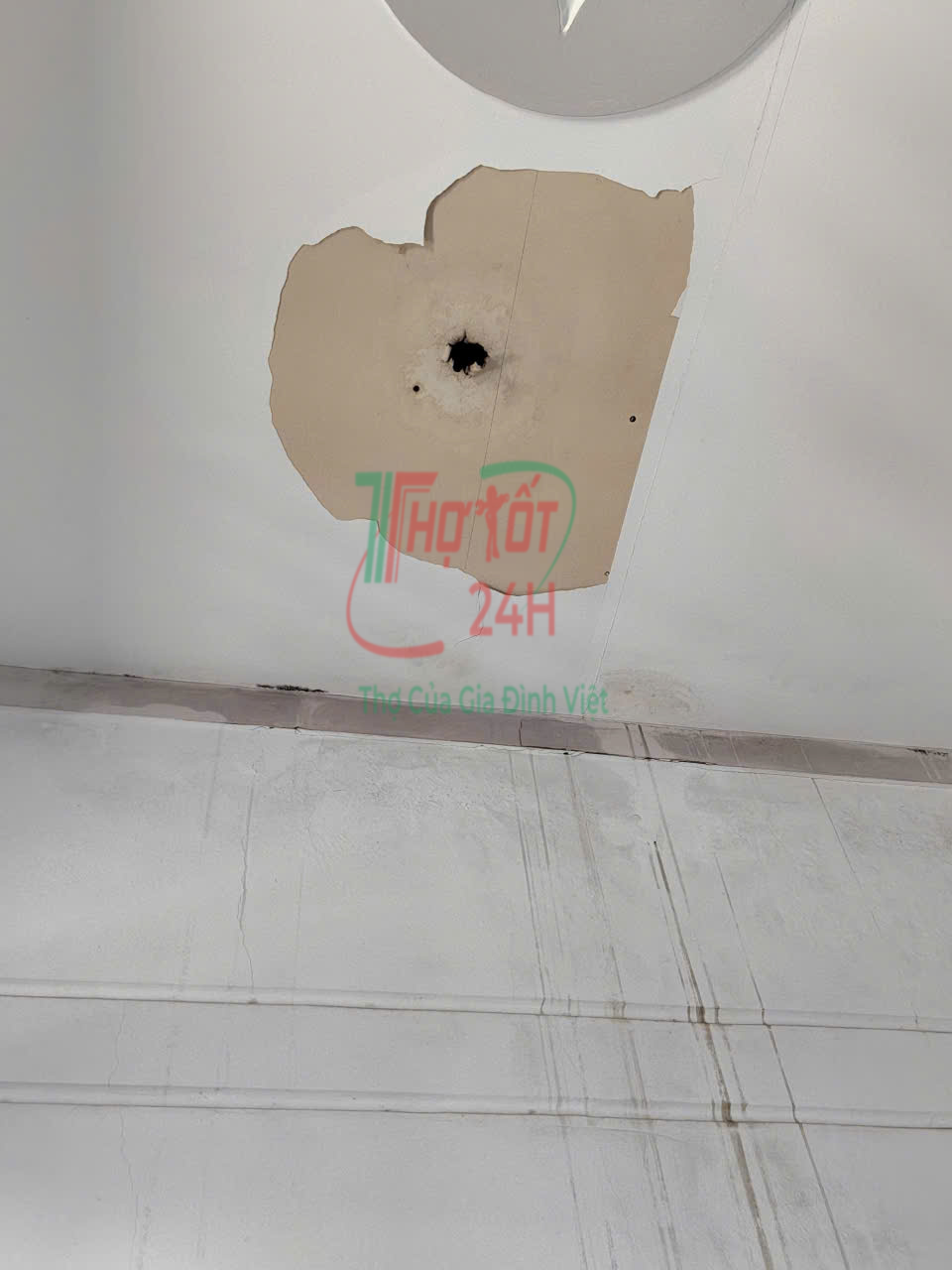 Hình ảnh tường nhà bị bong tróc, ẩm mốc và thấm nước