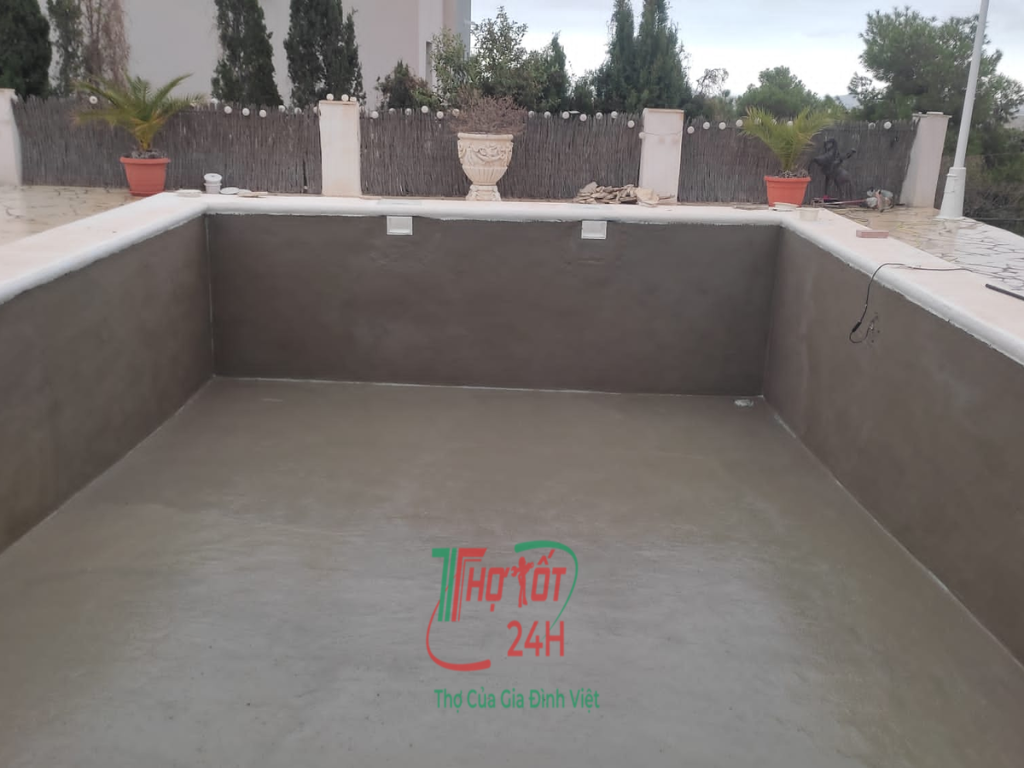 Bề mặt hồ bơi sau khi hoàn thiện lớp chống thấm chuyên dụng chuẩn bị thử nước