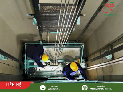 Kỹ thuật viên đang thi công chống thấm hố thang máy an toàn và đúng kỹ thuật