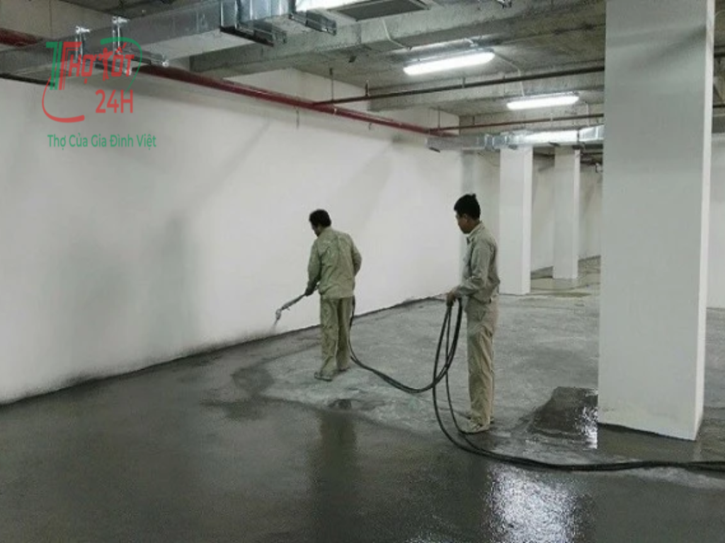 Đội ngũ thợ thi công phun xử lý chống thấm ngược sàn và tường tầng hầm công trình