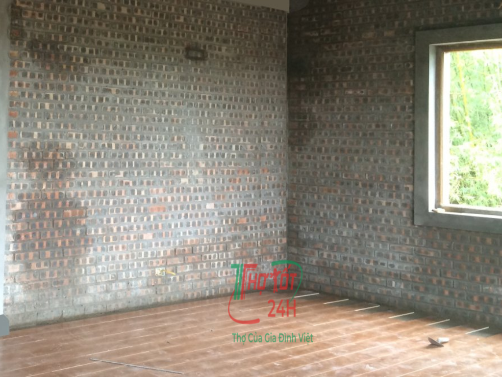 Tường gạch thô bị ẩm ngấm nước cần được theo dõi và bảo trì sau khi thi công chống thấm ngược