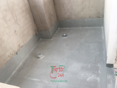 Bề mặt sàn bê tông sau khi thi công lớp màng chống thấm nhà vệ sinh và vén chân tường