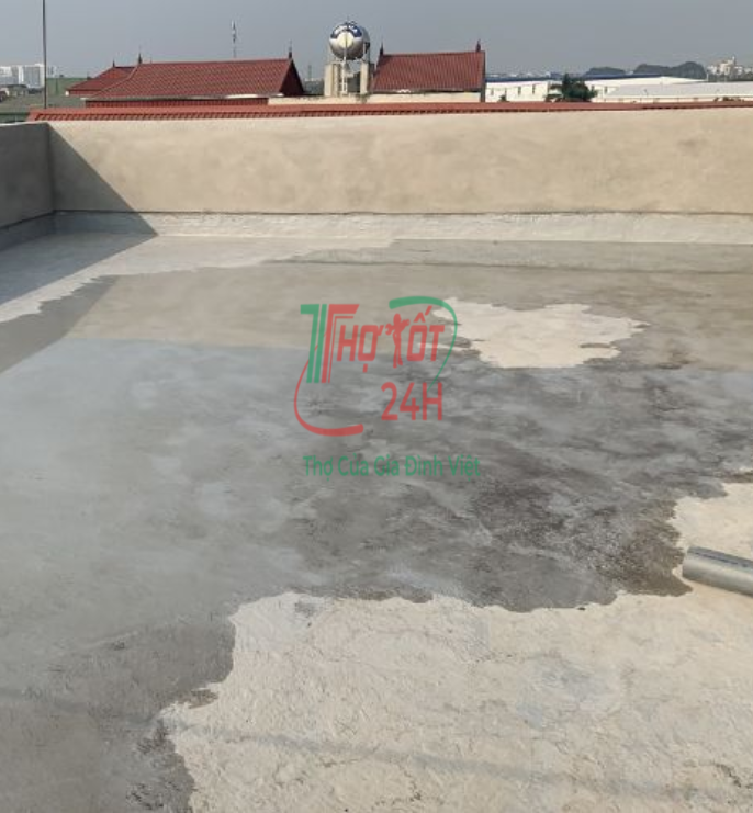Thi công chống thấm sân thượng triệt để, xử lý bề mặt sàn bê tông nứt dột do đội ngũ Thợ Tốt 24H thực hiện.
