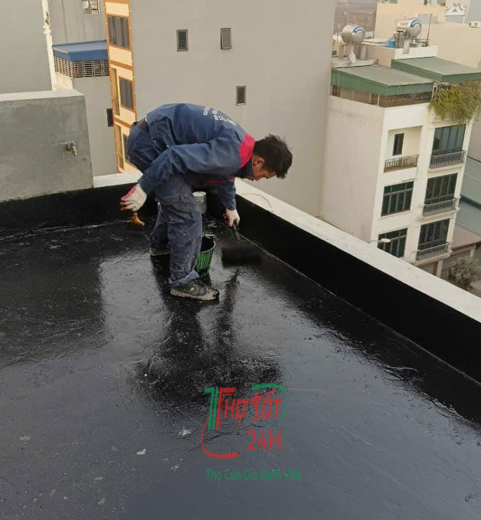 Thợ Tốt 24H xử lý bề mặt sàn bê tông nứt dột và quết lớp chống thấm sân thượng chuyên nghiệp.