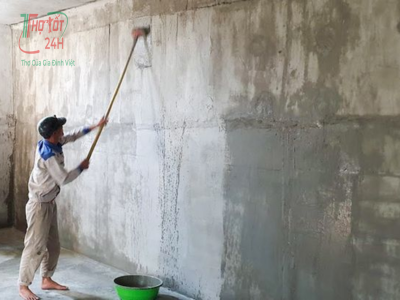 Thợ lăn quy trình chống thấm tầng hầm ngược trên vách bê tông cho công trình cải tạo