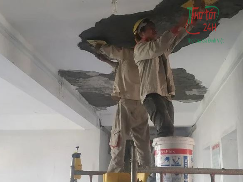 Thợ trát vữa chống thấm trần nhà phục hồi bề mặt bị bong tróc