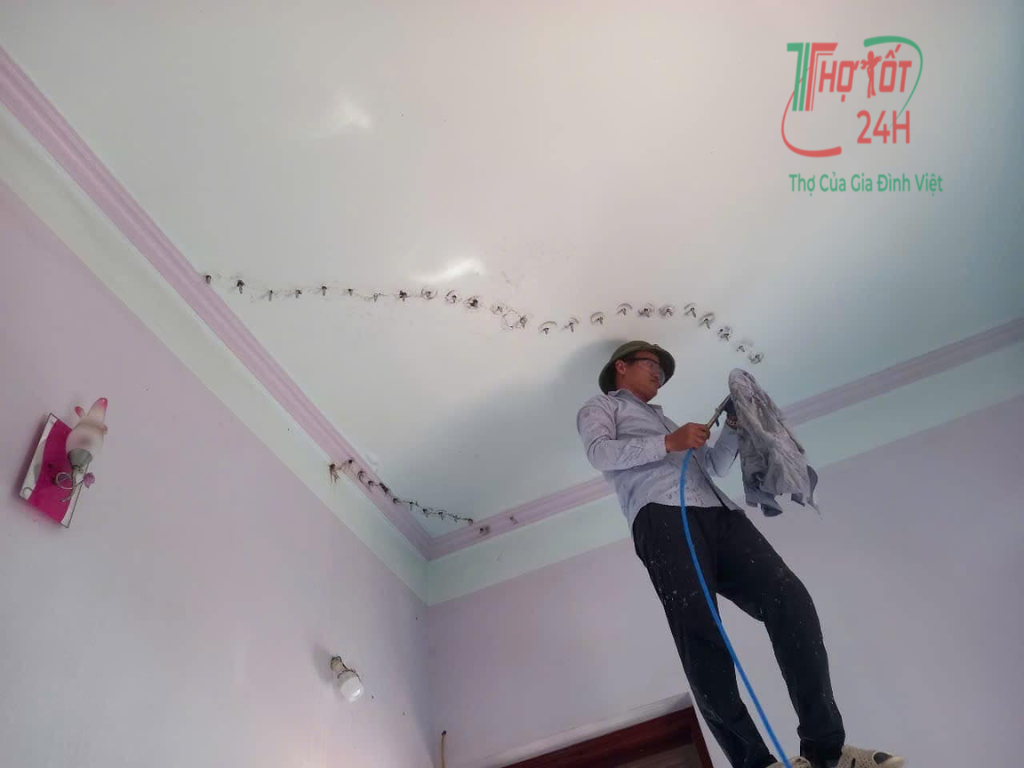 Thợ sơn hoàn thiện và bảo trì trần nhà sau khi thi công chống thấm trần nhà