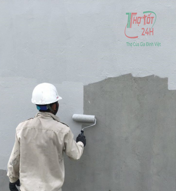Thợ dùng lăn lớp sơn chống thấm chuyên dụng bảo vệ bề mặt tường nhà đứng