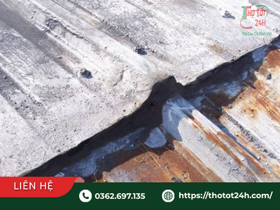 Máng xối bị rỉ sét tắc nghẽn là dấu hiệu nhà bị dột cần lưu ý trong cách kiểm tra trước mùa mưa