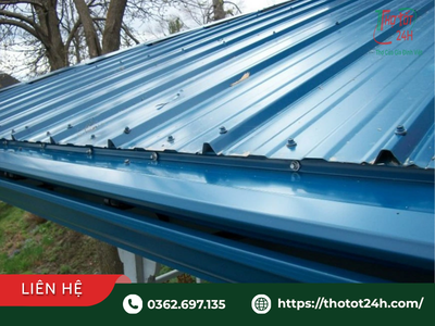 Máng xối tôn xanh lắp dọc rìa mái nhà xưởng cần kiểm tra định kỳ để sửa máng xối bị dột và ngăn tràn nước.