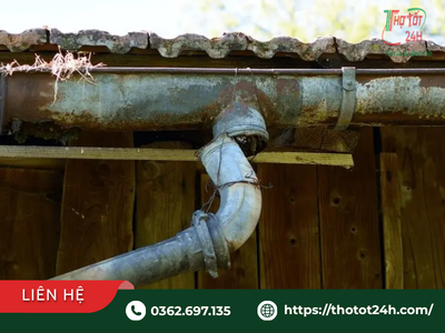 Hệ thống máng xối cũ bị rò rỉ và rỉ sét nặng cần khơi thông rác thải để tiến hành chống dột sênô hiệu quả.