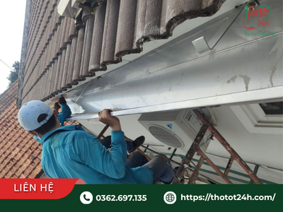 Thợ thi công đang gia cố và sửa máng xối bị dột trên cao nhằm tránh rủi ro tràn nước gây ảnh hưởng kết cấu nhà.