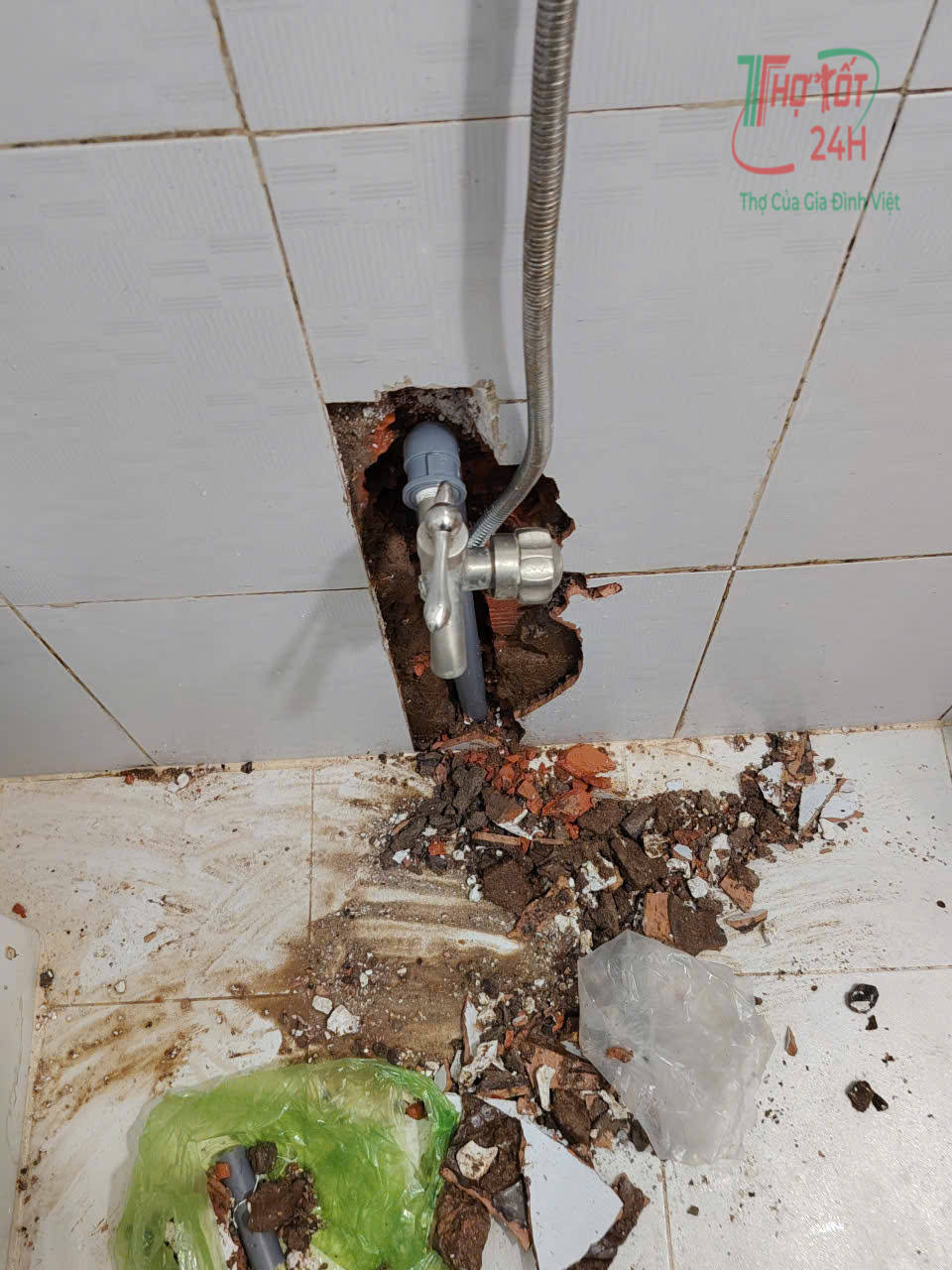 Ống nước rò rỉ hoen gỉ dấu hiệu nhà cấp 4 xuống cấp