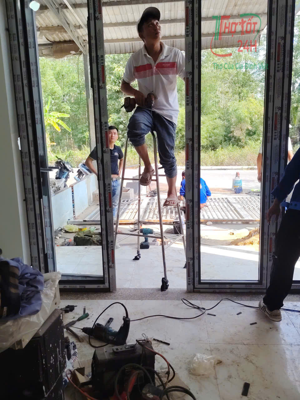 Thi công lắp đặt cửa khi sửa chữa, nâng cấp nhà