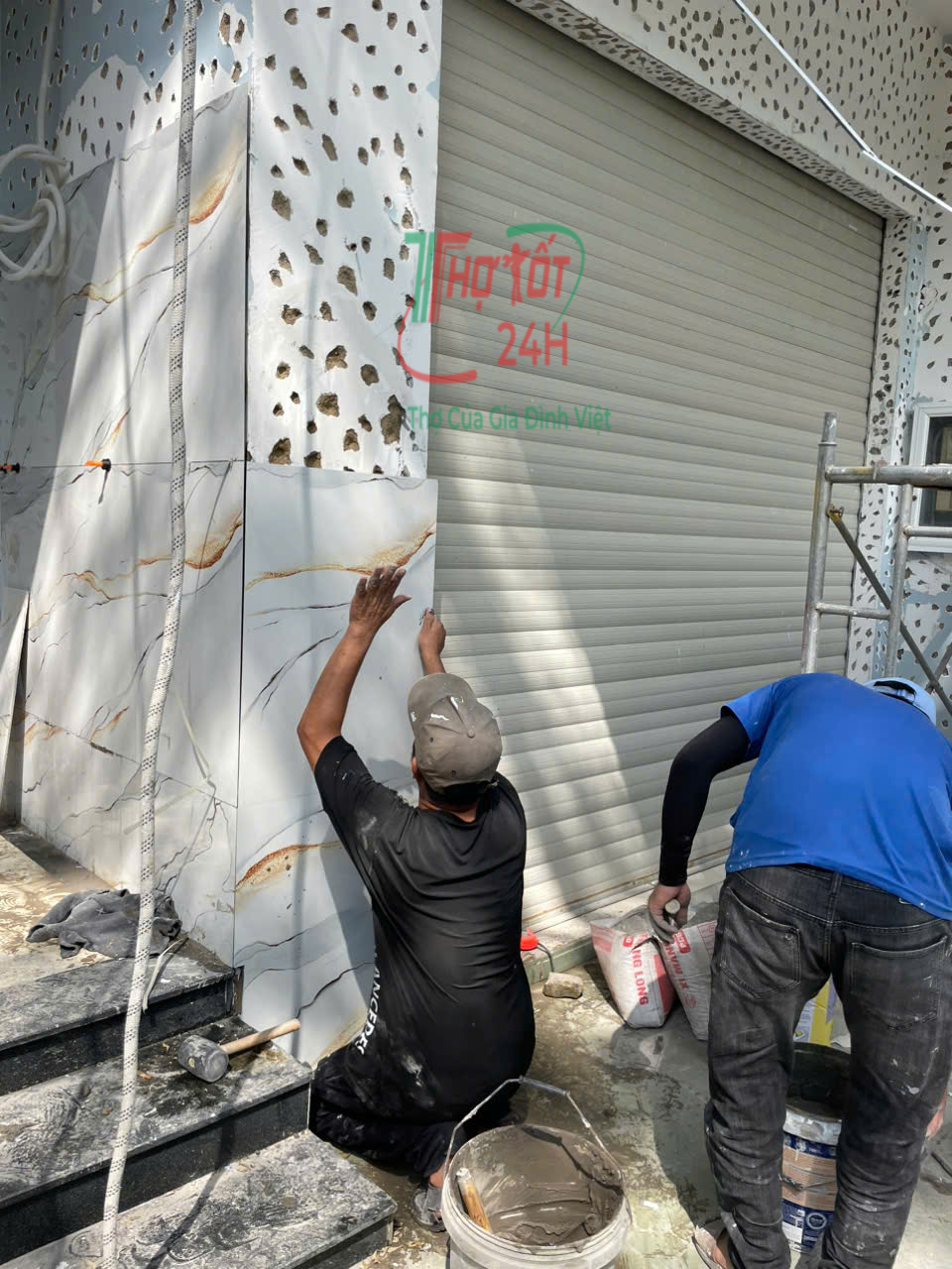 Thợ thi công lát gạch đá hoa sửa nhà