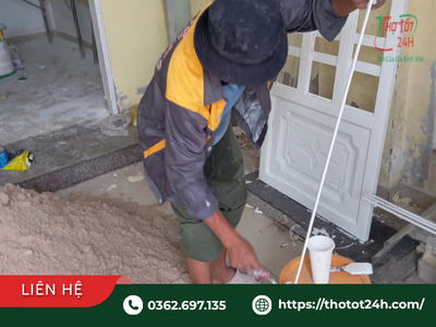 Thợ đang thi công sửa nhà Bình Dương, xử lý phần chân tường và khung cửa