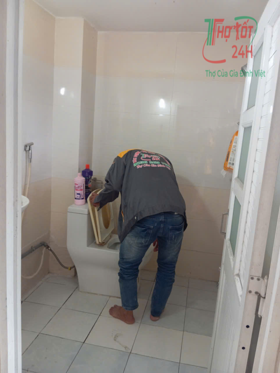Thợ khảo sát hiện trạng công trình trước khi báo giá sửa nhà