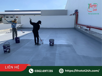 Thi công lăn gạt vật liệu chống thấm 1 thành phần và 2 thành phần trên sàn mái lộ thiên