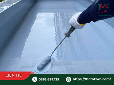 Thợ thi công dùng rulo lăn lớp màng chống thấm lỏng cho bề mặt sàn mái