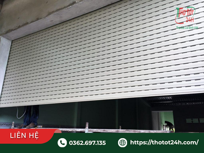 Cửa cuốn khe thoáng đang nửa mở nửa đóng, minh họa tầm quan trọng của việc biết cách mở cửa cuốn bằng tay khi mất điện đột ngột.