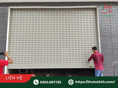 Thao tác nâng giữ thanh đáy cửa cuốn đúng kỹ thuật khi học cách mở cửa cuốn bằng tay khi mất điện để tránh cửa rơi tự do.