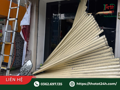 Cửa cuốn bị hư hỏng nan nặng do thao tác sai cách mở cửa cuốn bằng tay khi mất điện hoặc gặp sự cố kẹt cơ khí.