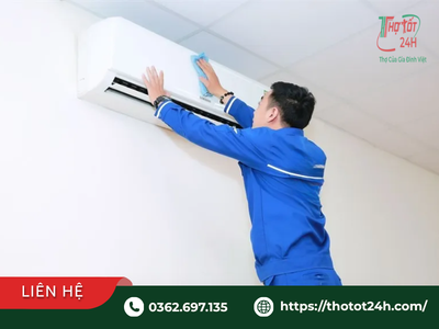 Dùng khăn ẩm lau sạch bề mặt ngoài dàn lạnh trong quy trình cách vệ sinh máy lạnh tại nhà