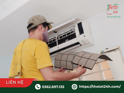 Thao tác tháo lưới lọc bụi dàn lạnh khi thực hiện cách vệ sinh máy lạnh tại nhà