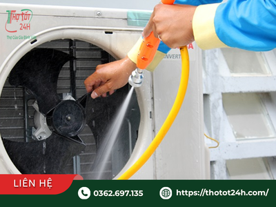 Dùng vòi xịt rửa sạch bụi bẩn dàn nóng khi áp dụng cách vệ sinh máy lạnh tại nhà