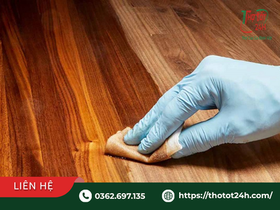 Kỹ thuật viên lau chùi bảo dưỡng và kiểm tra bề mặt đồ gỗ phòng ngừa mối mọt