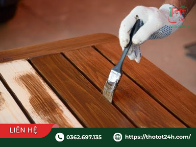 Kỹ thuật viên quét lớp sơn bảo vệ gỗ chống mối mọt phá hoại từ bên trong