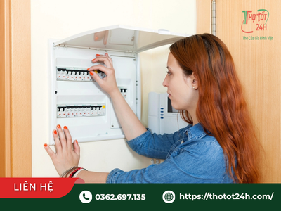 Người dùng đang kiểm tra tủ điện gia đình khi cầu dao (aptomat)  hay bị nhảy liên tục do quá tải hoặc chập điện.
