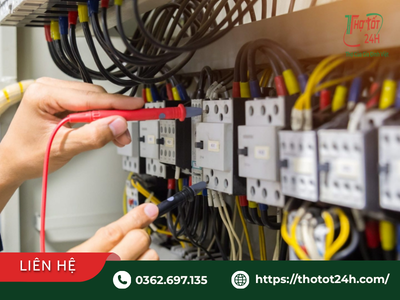 Thợ điện dùng thiết bị đo chuyên dụng kiểm tra tủ điện để khắc phục sự cố cầu dao (aptomat) hay bị nhảy.