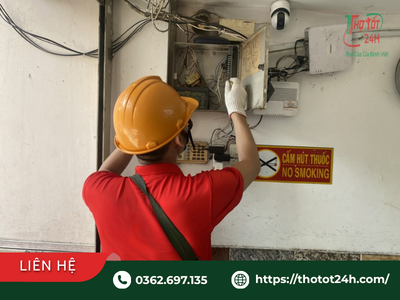 Thợ điện chuyên nghiệp đang kiểm tra tủ cầu dao tổng và cầu dao tầng để khắc phục lỗi cầu dao hay bị nhảy.