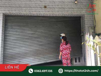 Kỹ thuật viên kiểm tra nguyên nhân cửa cuốn bị kẹt không lên xuống được trước khi tiến hành xử lý cho chủ nhà.