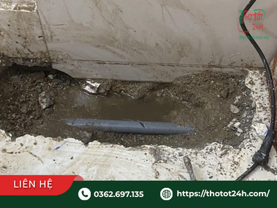 Đục nền nhà phát hiện đường ống nước bị rò rỉ ngầm do bục vỡ và xuống cấp theo thời gian.