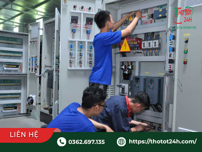 Đội ngũ thợ điện đang đấu nối và bảo trì hệ thống tủ điện theo bảng giá sửa điện nước tại Bình Dương.