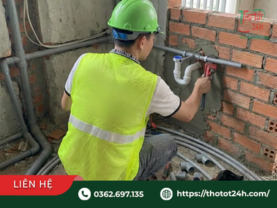 Thợ chuyên nghiệp đang lắp đặt đường ống nước âm tường đúng kỹ thuật theo giá sửa điện nước.