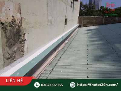 Kiểm tra vệt ẩm mốc và điểm thấm dọc theo khe tiếp giáp nhà bị dột nước mưa tại khu vực tiếp giáp mái tôn.