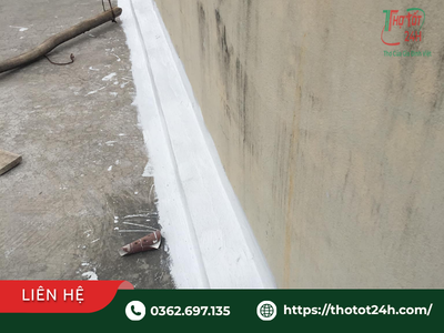 Thi công dán màng và quét lớp chống thấm đàn hồi xử lý khe tiếp giáp nhà bị dột nước mưa do lún lệch.