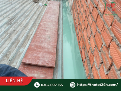 Thi công xử lý lớp chống thấm cho khe tiếp giáp nhà bị dột nước mưa ngay trong quá trình xây nhà mới sát nhà cũ.
