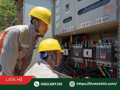 Thợ điện đang kiểm tra tủ điện tổng để xác định khi nào cần gọi thợ điện nước khẩn cấp xử lý sự cố.